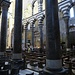 L'interno di San Lorenzo con le colonne sovrastate dai falsi matronei.