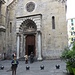 Chiesa di San Donato. L'architrave è di origine romana. La facciata della chiesa fu rifatta interamente dal D'Andrade nel 1888 che vi aggiunse le due monofore, il rosone, il protiro ad arco a fasce bianche e nere su colonne.