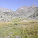 Der obere Teil des Valle Vicima mit den Ruinen der Alpe Vicima. Links oben Vetta di Rhon, rechts oben Cima Vicima.