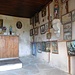 L'interno della chiesetta a Monaviel.