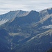 Zoomaufnahme in die Lechtaler Alpen<br />Auf diesem Foto sieht man die NO-Flanke des Knittelkarkopfs, in der ich im Frühjahr 2007 von der Hinteren Steinkarspitze hergekommen wegen Schnees umgedreht bin. Ich wanderte anschließend über das Kelmer Jöchl (li) auf die Kelmer Spitze. Hätte ich damals von der Existenz der Feuchtspitze (re überm Kelmer Jöchl, fehlt auf der Kompasskarte) erfahren, hätte ich sie natürlich "mitgenommen"! <br />