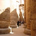 Luxor - Ich komme mir ganz schlank vor im Säulensaal vom Karnak-Tempel