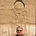 Luxor - Säulensaal im Karnak-Tempel. Das Symbol des Sonnengottes wurde nachträglich eingemeisselt