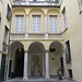 In Via San Bernardo, il cortile interno del Palazzo di Marc'Antonio Sauli con una statua di Venere accompagnata da un delfino. Annoverato fra i "Rolli" (i palazzi degni di ospitare nobili e dignitari stranieri) già nel 1588.