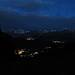 Ein früher Aufbruch hat viele Vorteile. Hier der Blick auf die Lichter von Pontresina (vorn) und St. Moritz und Celerina (hinten)