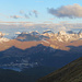 Die Sonne geht auf hinter mir und wirft den Schatten des spitzen Piz Languard oberhalb St. Moritz auf die Hänge. Hier im Panorama Piz Julier und ganz rechts Piz Ot.