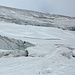 Arg zerrissener Gletscher mit einigen recht schmalen Spaltenbrücken