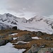 Zunächst mal wieder absteigen, diesmal auf den Gletscher. Das Ziel ist noch lange nicht in Sicht und versteckt sich hinter der Mutmalspitze.