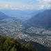 Dalla parte opposta invece, una bella panoramica su Giubiasco, Bellinzona e sul Piano di Magadino, con il fiume Ticino che lo attraversa e che entra nel Lago Maggiore là in fondo.