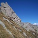 L' esile traccia passa proprio in mezzo a questa bizzarra fenditura nella roccia...
