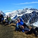 unsere Bergführer genießen die warmen Sonnenstrahlen