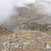 Am Gipfel, Blick durch ein seltenes Wolkenloch in die Westhänge der Cime de l´Agnellière (2700m)