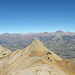 Am Gipfel, Rückblick zum Schlussanstieg. Im Hintergrund die südlichen Ausläufer des Massif des Écrins..