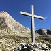 Zwischenhalt beim Kreuz auf 2343 m, bei der Verzweigung Hütte - Gipfel;
mächtig ragt unser Gipfelziel vor uns auf