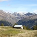 <b>Ancora più panoramico è il corte principale dell’Alpe di Pesciüm: Cascina Nuova (1814 m), anche se la lunga stalla, ancorché funzionale, non ha nulla di poetico.</b>