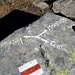 Etwas unterhalb des Passes Richtungspfeile auf einem  Stein mit einem der auch zur Cadlimohütte zeigt und via Bornengopass führt