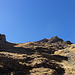 Die steile Grasflanke welche in den Gipfelbereich des Tällistocks leitet