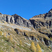 si esce sui pendii aperti dell'alpe Fiorasca qualche centinaio di metri a est delle baite dell'Alpe 