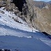 hier die heikle Stelle bei P. 2286 m. Mit mehr Schnee wäre es einfacher. Man bricht durch und unten lauert das instablie Geröll.