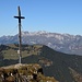 Gipfelkreuz Gurtisspitze mit Alpstein im Hintergrund.