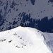 Blick vom Nollen runter zum (nun) gut besuchten Gipfel des Jägglishorn