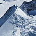Der ausgesetzte Gipfelgrat. Links die morgen zu besteigende NO-Wand mit 60°, rechts die Südwand mit 50°.