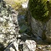 Riesige Steinblöcke im Graben des Ri di Magnasca