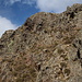 Im Aufstieg zum Monte Tolu - Blick auf des letzte Stück des Aufstiegs zum Gipfel. Der Steig führt in der rechten Bildhälfte mit einigen Kraxelstellen durch die felsige Flanke.
