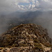 Monte Tolu - Ausblick am umwölkten Gipfel über einen kleinen "Vorgipfel" hinweg in etwa südöstliche Richtung.