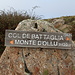 Unterwegs zwischen Bocca di a Battaglia und Monte Tolu - Wegweiser an der Bocca di Croce d'Olu, auf dem zur Abwechslung "Synonyme" angeschrieben sind. Immer wieder findet man bei Wanderungen auf Korsika verschiedene französische und korsische Schreibweisen. Foto vom Rückweg.