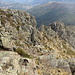 Monte Tolu - Blick auf das Gelände durch das der Steig im Gipfelbereich verläuft. Etwa in Bildmitte ist die kleine Scharte zu erahnen, hinter der eine Rinne hinunter zum Wanderweg führt...