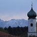 Kirchturm von Eschenlohe, dahinter der Jubiläumsgrat im Wetterstein