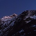 Schwaches Licht in der Südflanke zum Urkundgrat, der leicht rechts der Mitte durch die Schneerinnen erstiegen wird. Die Wildspitze sieht schon mehr Sonne