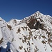 Der Schneegrat ist schon gespurt, hinten die Schlüsselstelle im Fels - alles überthront von der Wildspitze