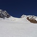 Rückblick vom unteren Gletscherbecken auf Urkund links und Wildspitze in der Bildmitte. Rechts über die Rampe erfolgt der Abstieg