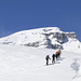 Eine Gruppe von Tourengängern vor dem Piz Beverin