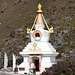 Die obere der beiden Stupas kurz vor Kyanjin Gompa.