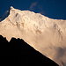 Am Morgen des vierten Tages: Langtang Lirung (7234m) im ersten Tageslicht.