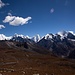 Gipfelpanorama vom Tsergo Ri, von links nach rechts: Pemthang Karpo Ri (6830m), Langshisha Ri (6427m), Dorie Lapka (6966m, Bildmitte), Gangchenpo (6387m).