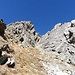 Steil geht's zum Gipfel; der Weg verläuft in Richtung Kamin mit Klemmblock in Bildmitte. 