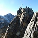 Rückblick zum Gipfel des Weißstein: man gelangt in Bildmitte links (gesichert) oder rechts (ungesichert) hinauf.