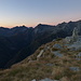 Kurz vor Sonnenaufgang auf der C. di Negrös: über dem Val di Lodrino warten bereits die 2. Etappe mit Pne. del Vènn bis Pne. di Piotta (rechts) und die 3. Etappe mit F. delle Lettere bis C. di Visghéd (links), über letzterer am Horizont u.a. C. dell'Uomo und Gaggio