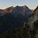 Sonnenaufgang auch an den Gipfeln der 2. Etappe: von rechts Pne. del Vènn, Pne. dei Laghetti und C. del Picoll
