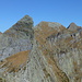 Im Aufstieg über den Vènn NNW-Grat: Blick zurück zur Plattenflucht des südlichen Precastello Vorgipfels, durch die die wb markierte und abgesicherte Route hinunter führt. In der Mitte der Hauptgipfel, rechts hinten der Pne. Rosso