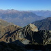 Die Schatten werden länger: Ausblick zur 3. Etappe vom Filo delle Lettere zur C. di Visghéd, darüber die Claro-Gruppe und die unteren Misoxer Gipfel
