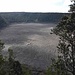 wir sind kurz vor dem Abstieg auf den Kraterboden und blicken zurück zum Startpunkt (oberhalb der hellen Linie); gut sichtbar der Pfad auf dem Kraterboden