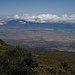 Hinfahrt zum Haleakala NP: Blick auf Kahalui mit den beiden Bays links:Maalaea-Bay und rechts:die Kahului-Bay; in den Wolken die West-Maui-Mountains