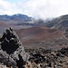von hier sehen wir den Pfad, welcher uns nach erfolgtem Rundkurs wieder zurück führt; irgendwo in der Tiefe des Geländes zweigen wir ab nach links zum Ka Moa o Pele Crater (noch nicht sichtbar), welchen wir Umrunden...