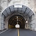 es besteht die Möglichkeit vor dem Tunnel oder im Diamond Head Crater Park zu parken / Typ: mit dem PW auf jeden Fall sehr früh eintreffen, oder zu Fuss oder Bus anreisen...