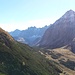 Blick über den Hochalmsattel auf die verschneiten Laliderer Wände